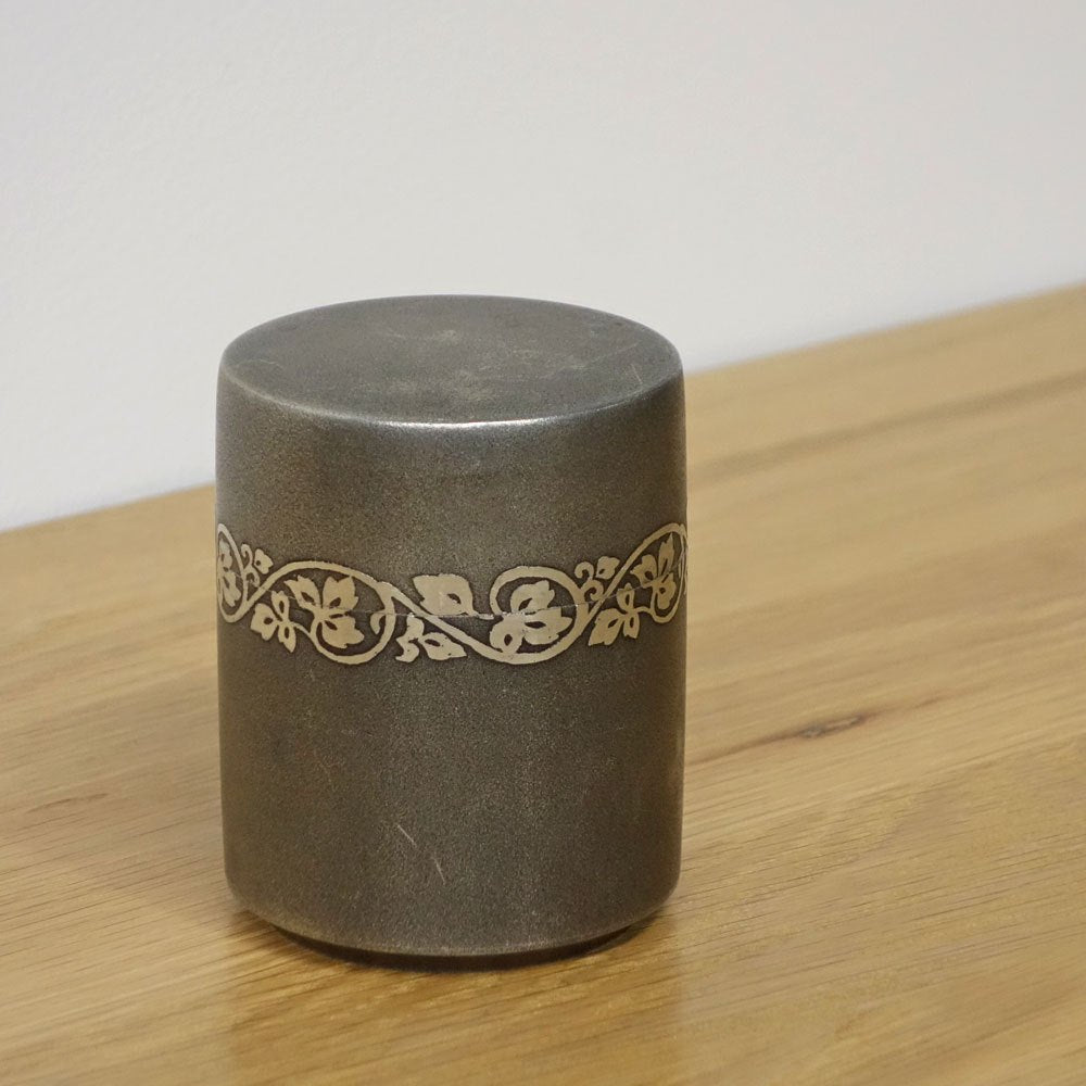 薩摩錫器 登六作 茶筒 正錫岩切 岩切美巧堂 唐草模様 工芸品 ◎