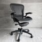 ハーマンミラー HermanMiller アーロンチェア ライト Bサイズ クラシックカーボンメッシュ ランバーサポート グラファイトベース アーム固定 ババナクッション新品 ♪
