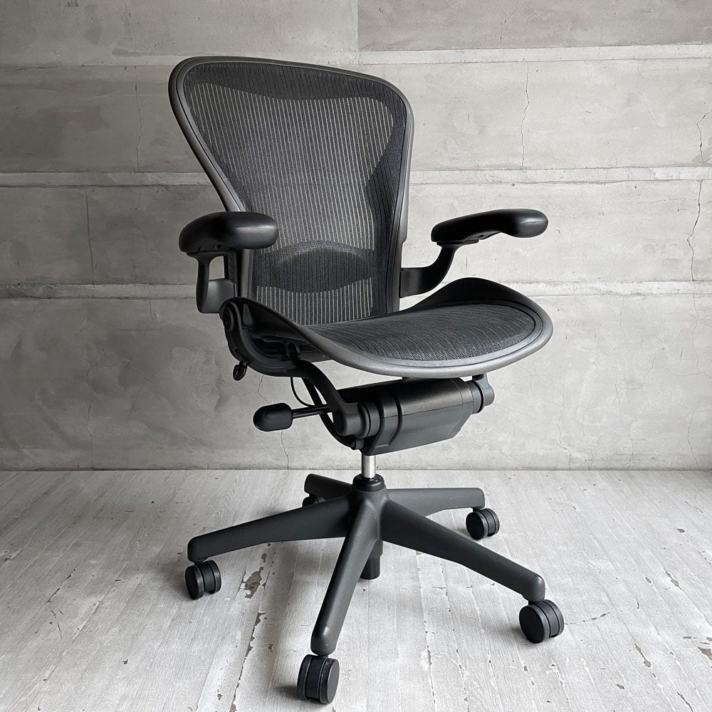 ハーマンミラー HermanMiller アーロンチェア ライト Bサイズ クラシックカーボンメッシュ ランバーサポート グラファイトベース アーム固定 ババナクッション新品 ♪