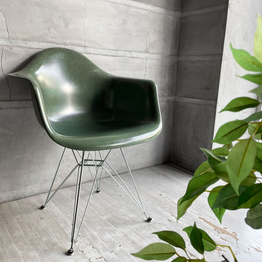 ハーマンミラー Herman Miller アームシェルチェア 現行FRP製 ファイバーグラス ダークシーフォーム エッフェルベース C&R イームズ ミッドセンチュリー ♪