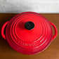 ル・クルーゼ LE CREUSET シグニチャー ココット ロンド チェリーレッド 22cm 両手鍋 鋳物 フランス 定価￥45,100- ♪