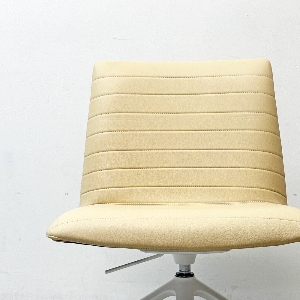 アンドリューワールド Andreu World フレックス エグゼクティブ Flex Executive ローバックチェア 回転式スターベース 本革 参考定価278,630円 ●