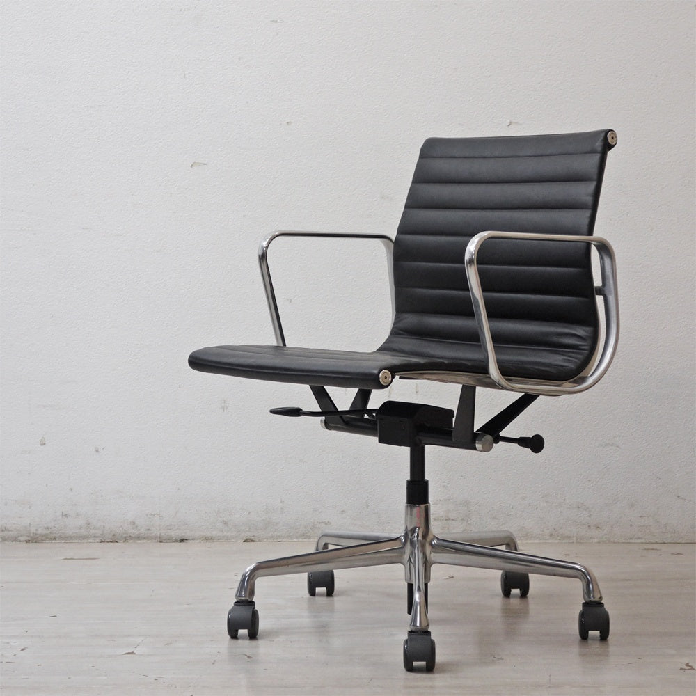 ハーマンミラー Herman Miller イームズアルミナムグループチェア マネージメントチェア アルミバフベース ガス圧昇降仕様 5本脚 キャスタータイプ 本革 イームズ E ●