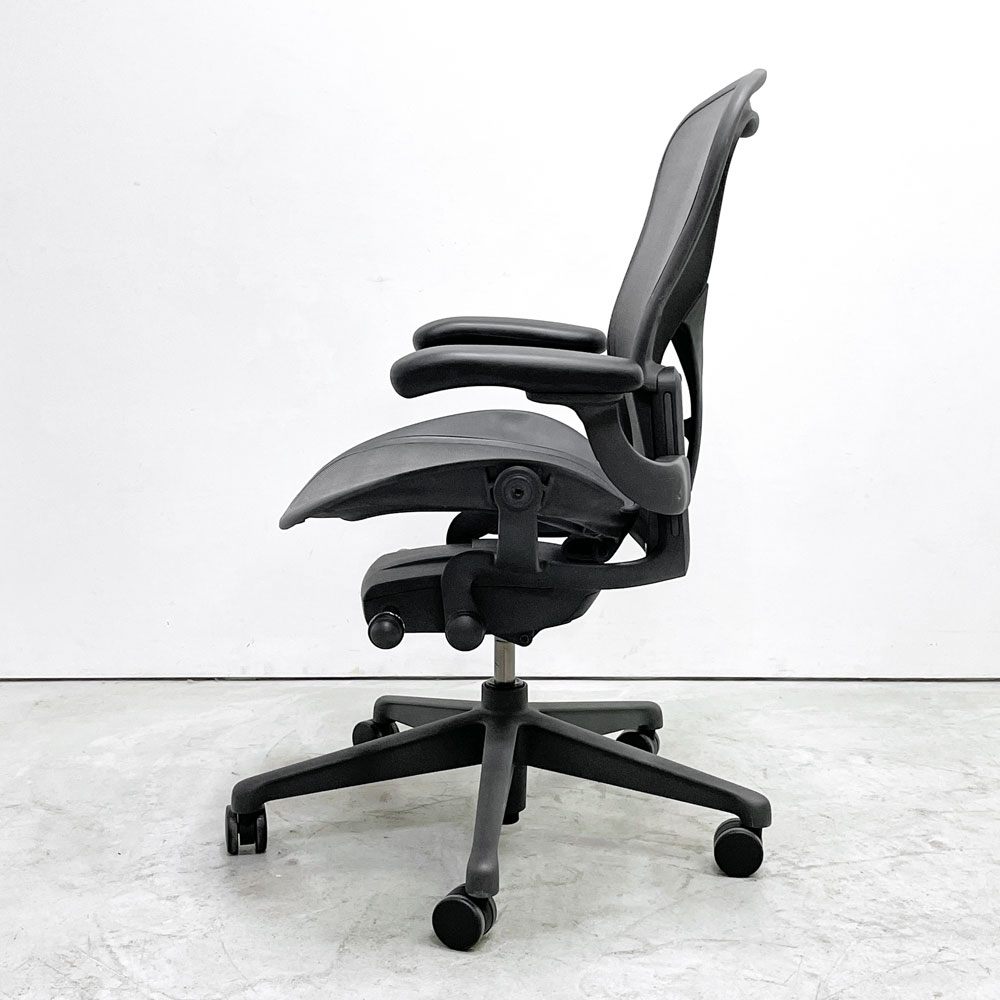 ハーマンミラー Herman Miller アーロンチェア デスクチェア リマスタード ライト Bサイズ グラファイトベース ビル・スタンフ ＆ ドン・チャドウィック ポスチャーフィット B ●