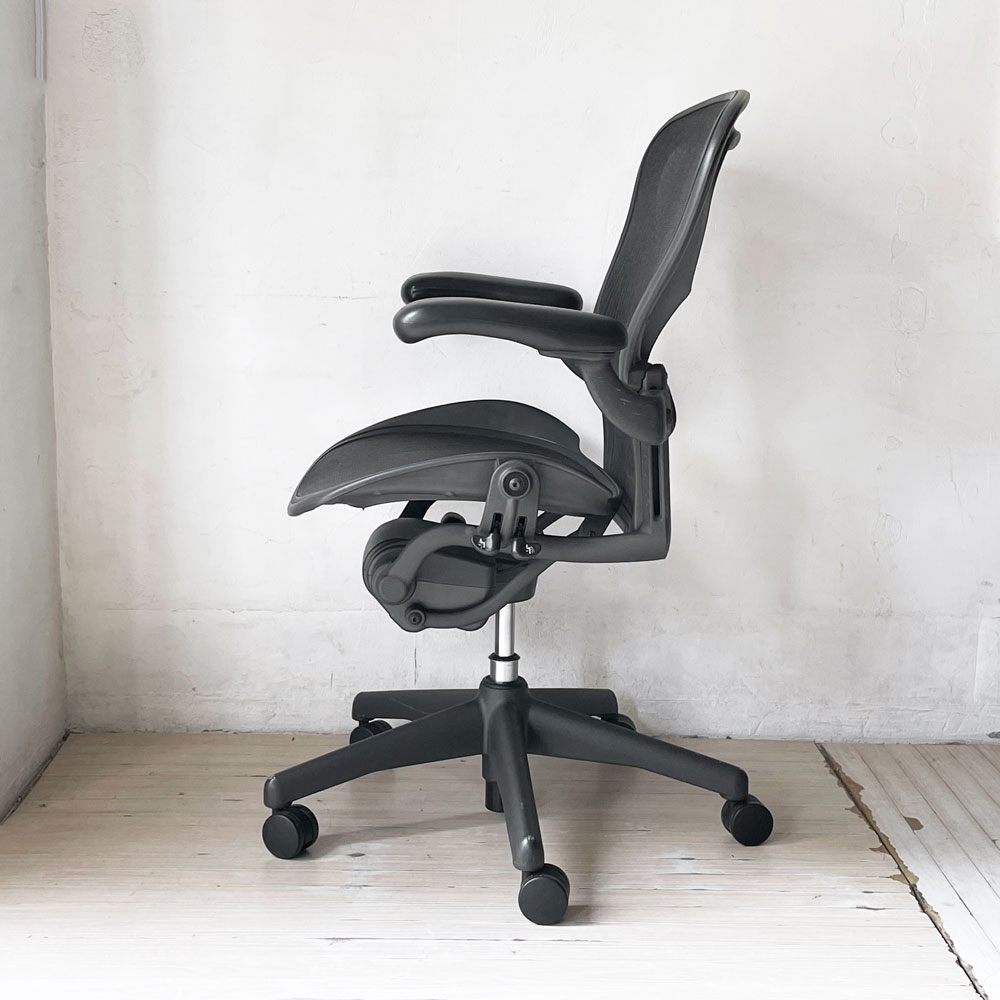 ハーマンミラー Herman Miller アーロンチェア Bサイズ ランバーサポート フル装備 グラファイトベース ビル・スタンフ ＆ ドン・チャドウィック シート下クッション交換済★