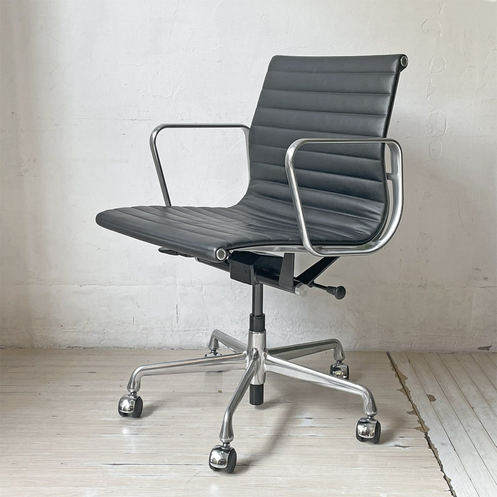 ハーマンミラー Herman Miller アルミナムグループ マネジメントチェア 本革 5本脚 C&Rイームズ ミッドセンチュリー ガス圧昇降 リクライニング ★