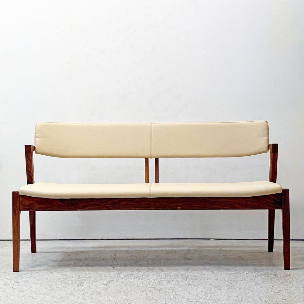 冨士ファニチア FUJI FURNITURE コティ Koti 背付2人掛けベンチ W140cm ウォールナット材 PVCレザー 北欧デザイン 参考価格￥180,400- ●