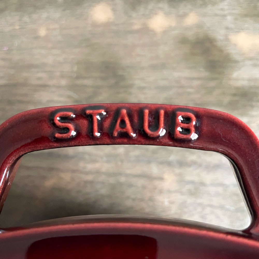 ストウブ Staub リリー シグネチャーココット グレナディンレッド 24cm 両手鍋 ホーロー鍋 IH対応 鋳物 フランス製 プロテクター付き ♪
