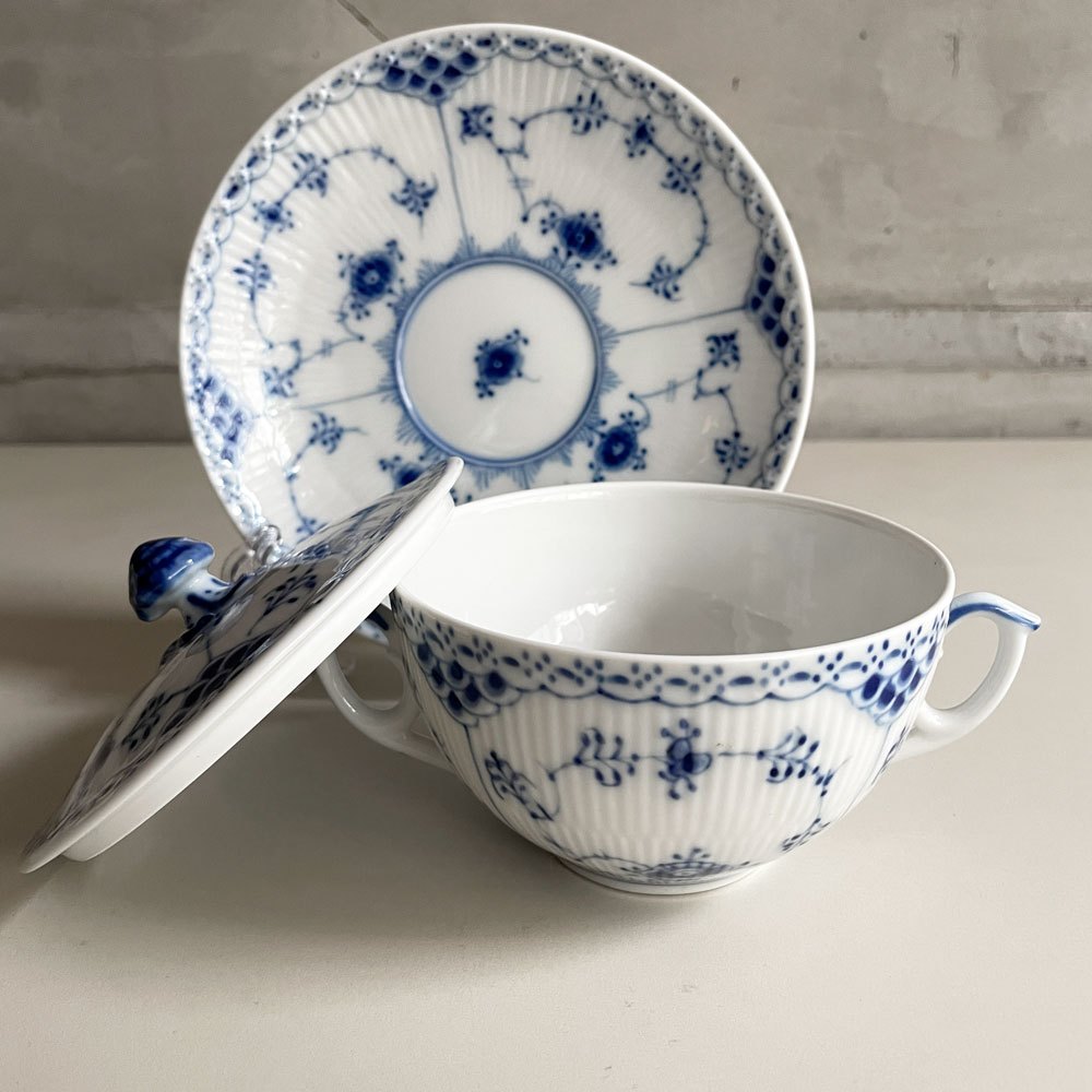 ロイヤルコペンハーゲン ROYAL COPENHAGEN ブルーフルーテッド ハーフレース スープカップ&ソーサー 陶器 北欧食器 廃番 箱付き 未使用 A ♪