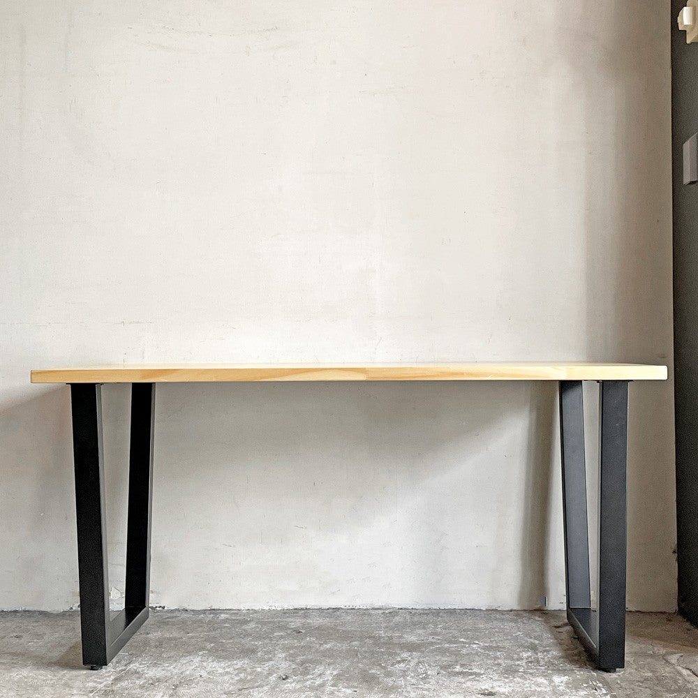 かなでもの KANADEMONO ザ・テーブル THE TABLE デスク ラバーウッド材 ナチュラル × ブラックスチール脚 トラペゾイド W140xD80cm ■