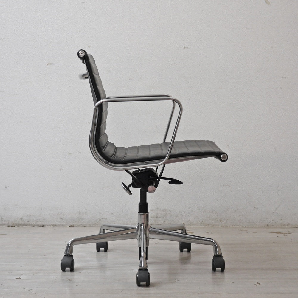 ハーマンミラー Herman Miller イームズアルミナムグループチェア マネージメントチェア アルミバフベース ガス圧昇降仕様 5本脚 キャスタータイプ 本革 イームズ E ●