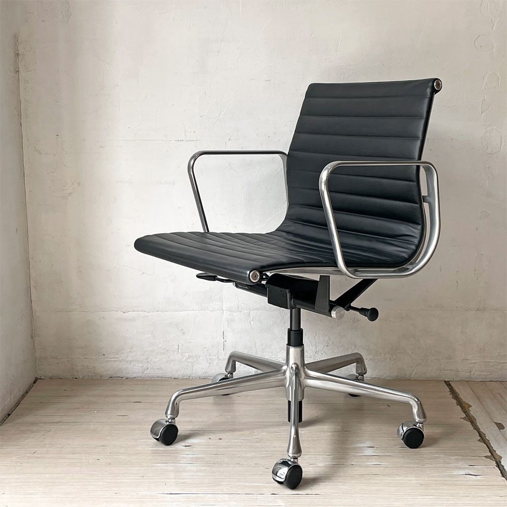 ハーマンミラー Herman Miller アルミナムグループ マネジメントチェア 本革 5本脚 C&Rイームズ ミッドセンチュリー ガス圧昇降 リクライニング ★