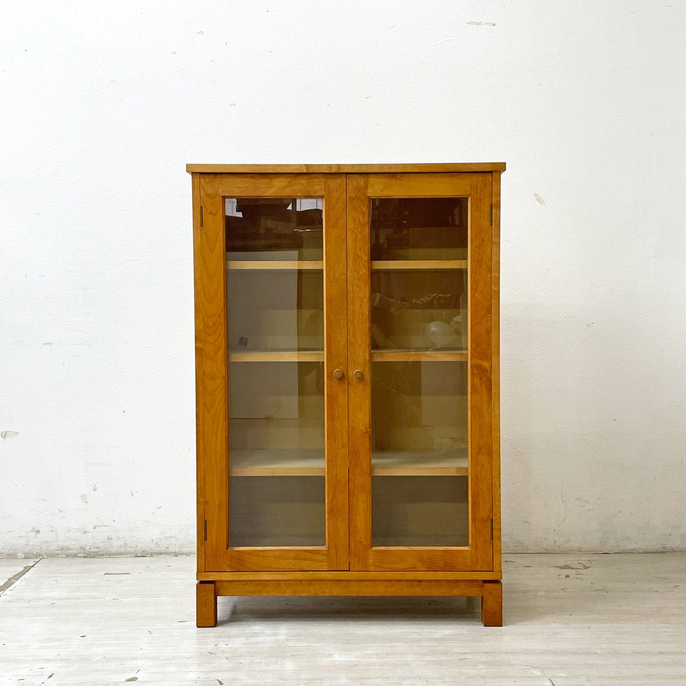 イクスス ikususu FURNITURE ガラスキャビネット 飾り棚 本棚 アルダー材 ナチュラルモダン 廃番 ●