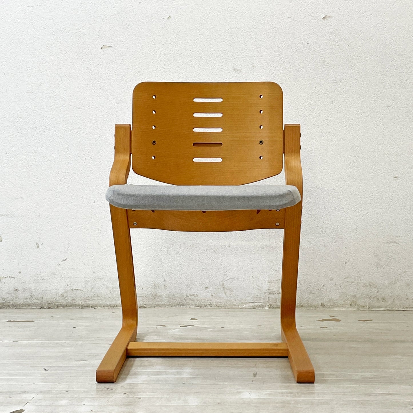 フォルミオ FORMIO デスクチェア KF-02 学習椅子 シートクッション付 グレー 阿久津雄一 デンマーク ●