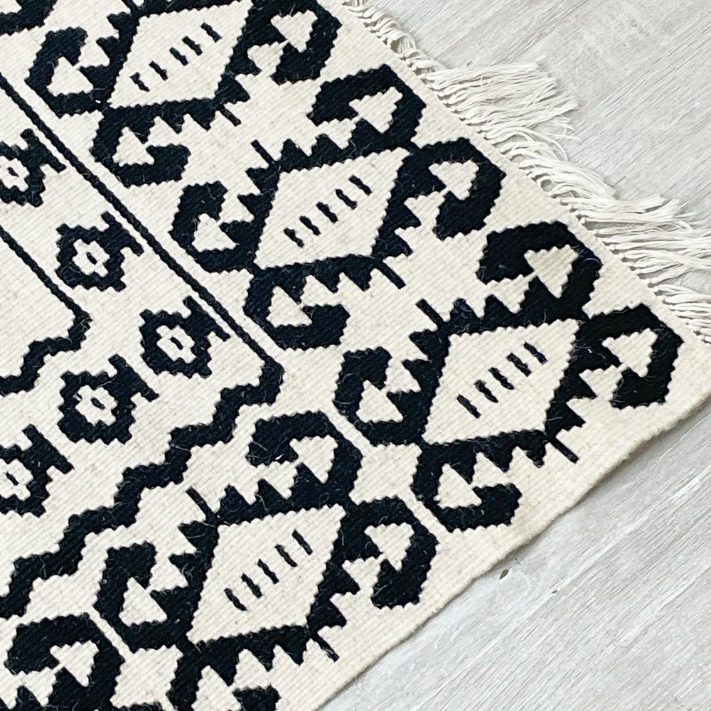 モロッカンラグ MOROCCAN RUG キリムラグ ホワイト＆ブラック 145×81cm 手織り絨毯 ラグ 幾何学模様 モロッコ ●