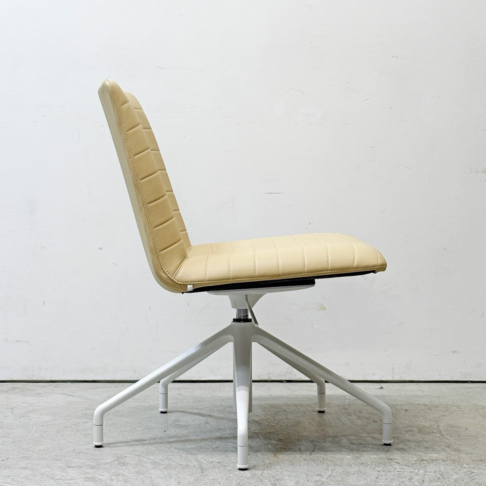 アンドリューワールド Andreu World フレックス エグゼクティブ Flex Executive ローバックチェア 回転式スターベース 本革 参考定価278,630円 ●