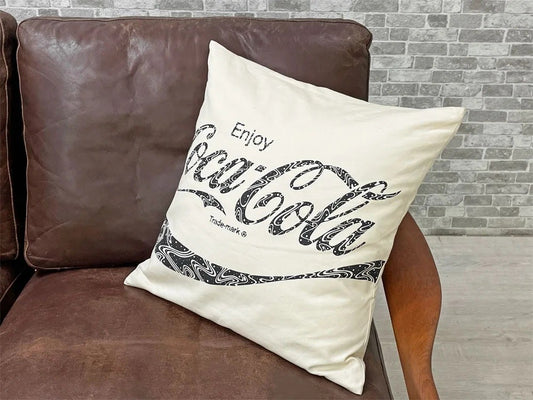コカ・コーラ Coca-Cola × ジャーナルスタンダードファニチャー j.s.F ロゴ クッション 45×45cm 10周年記念 岩崎岳留 コットンカバー フェザークッション ●