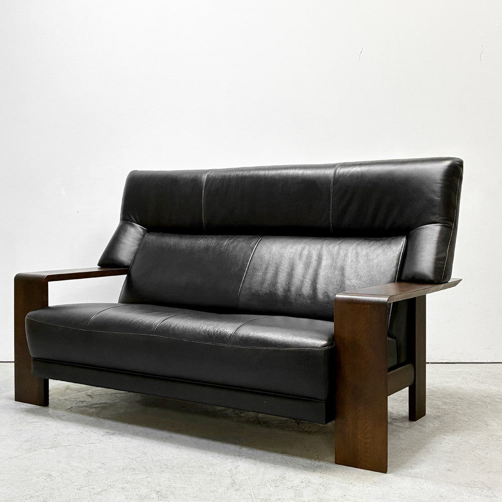 カリモク karimoku チターノ Chitano 2人掛け椅子（大） W15512FKG 2.5pソファ ワイド W155cm ブラックレザー 本革 無垢巾ハギ材 モルトブラウン 参考定価￥242,000- ●