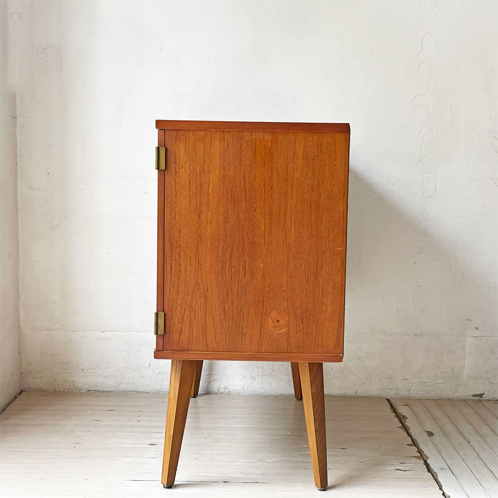 北欧ビンテージ Scandinavian Vintage キャビネット サイドボード 飾り棚 チーク材 両開き 折れ戸 W82cm ★