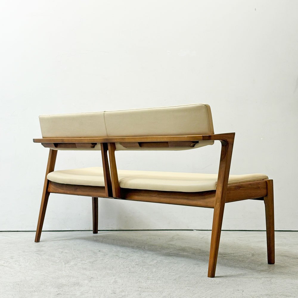 冨士ファニチア FUJI FURNITURE コティ Koti 背付2人掛けベンチ W140cm ウォールナット材 PVCレザー 北欧デザイン 参考価格￥180,400- ●