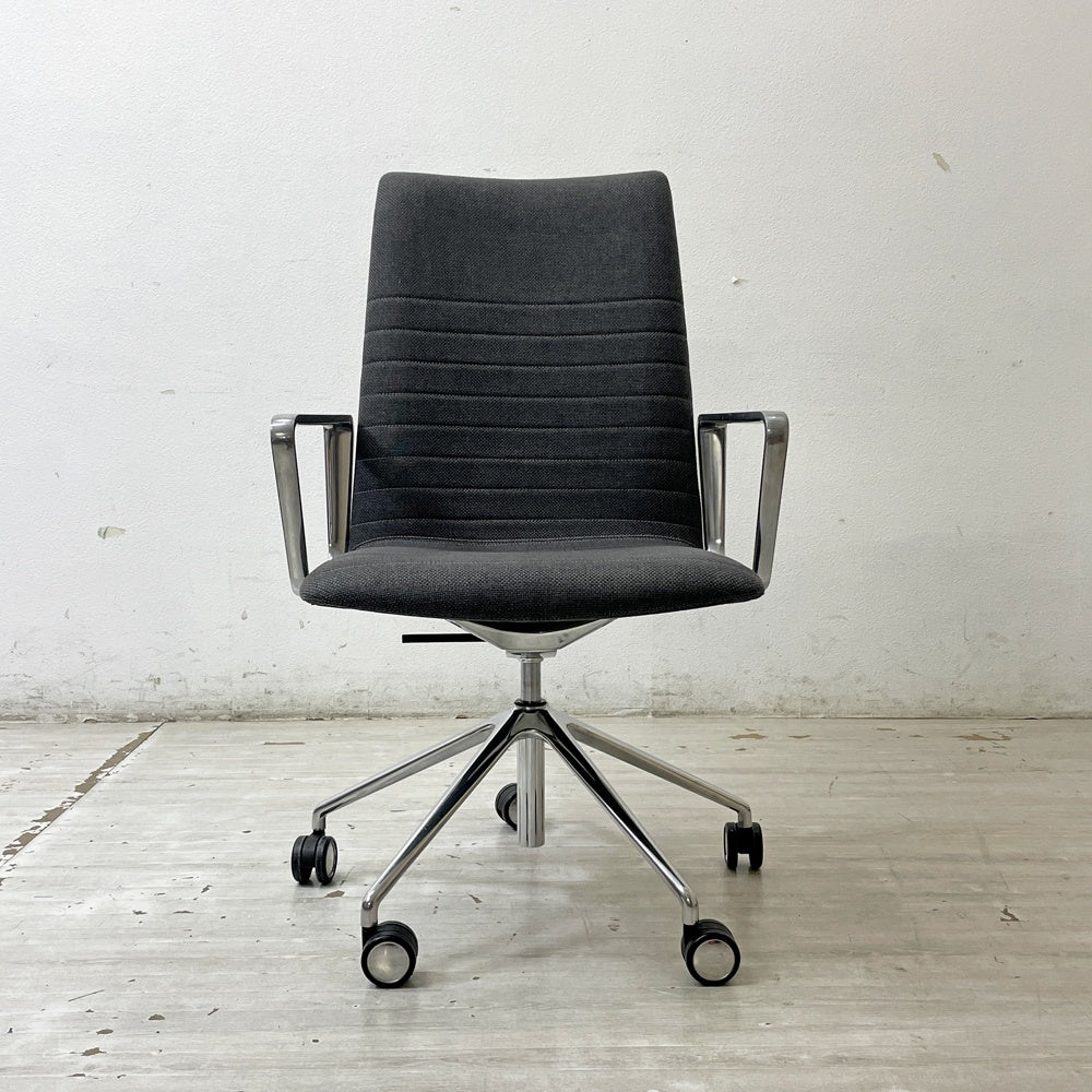 アンドリューワールド Andreu World フレックス エグゼクティブ Flex Executive インターミディエイトバック アームチェア デスクチェア アルミ キャスターベース ガス圧昇降 参考価格 ¥295,460- B ●