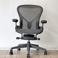 ハーマンミラー Herman Miller アーロンチェア デスクチェア リマスタード ライト Bサイズ グラファイトベース ビル・スタンフ ＆ ドン・チャドウィック ポスチャーフィット ◇