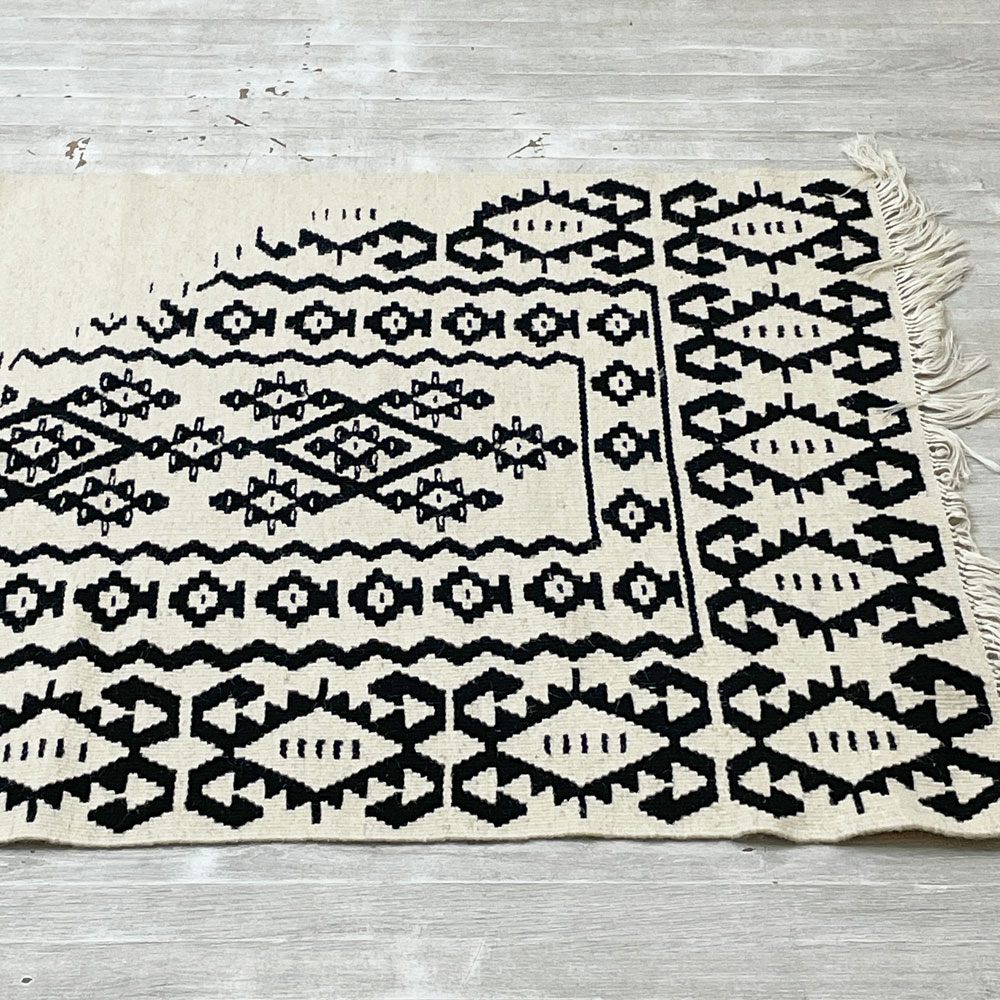 モロッカンラグ MOROCCAN RUG キリムラグ ホワイト＆ブラック 145×81cm 手織り絨毯 ラグ 幾何学模様 モロッコ ●