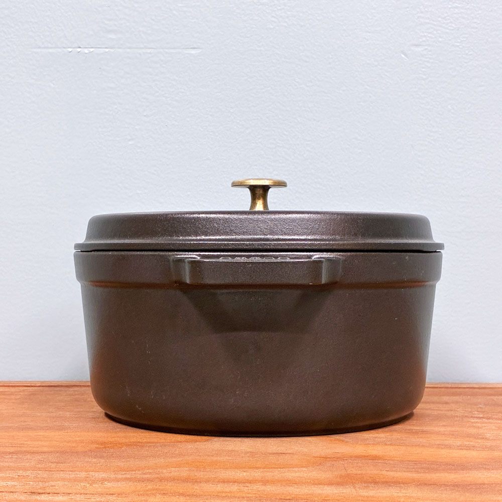 ストウブ STAUB ピコ ココット ラウンド 両手鍋 ブラック 24cm 鋳物 キャセロール ガス オーブン IH対応 フランス ◎
