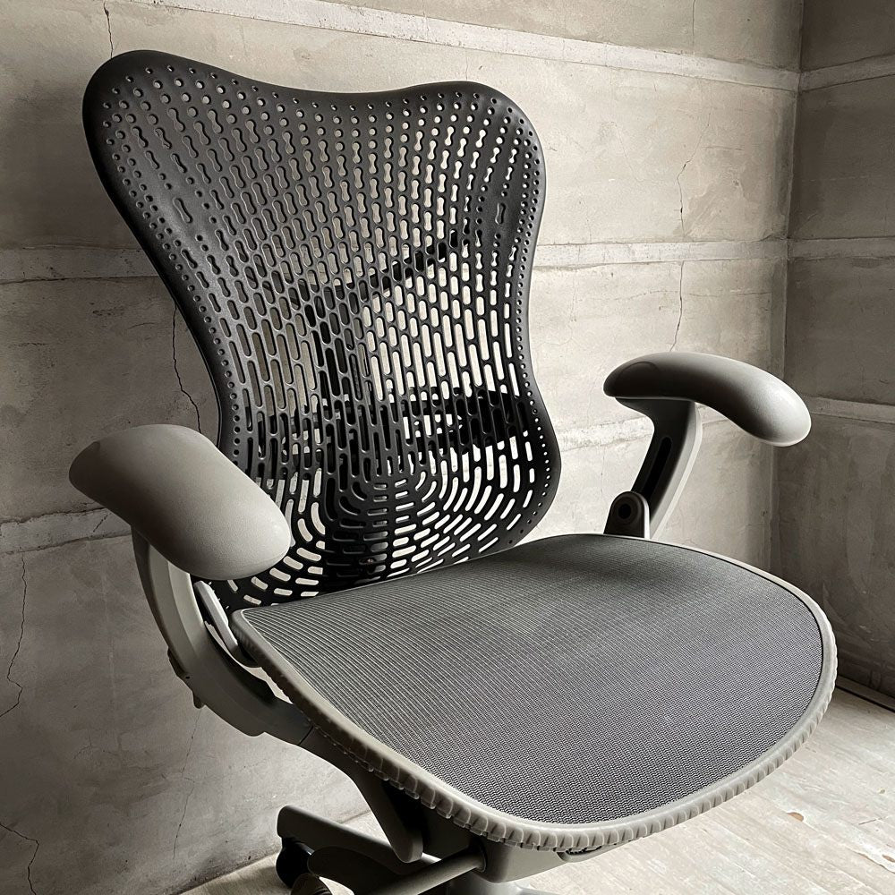 ハーマンミラー Herman Miller ミラチェア Mirra Chair オフィスチェア スタジオ7.5 グラファイトベース グラファイトアーム  廃番 ♪