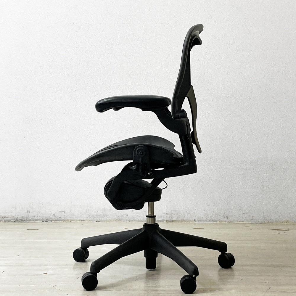 ハーマンミラー Herman Miller アーロンチェア クラシック Bサイズ フル装備 グラファイトベース ポスチャーフィット バナナクッション新品交換済 現状品 ●