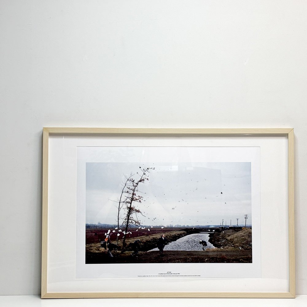 ジェフ・ウォール Jeff Wall ア・サドゥン・ガスト・オブ・ウィンド （アフター・ホクサイ）A Sudden Gust of Wind (after Hokusai) 1993 額装品 ポスター ●