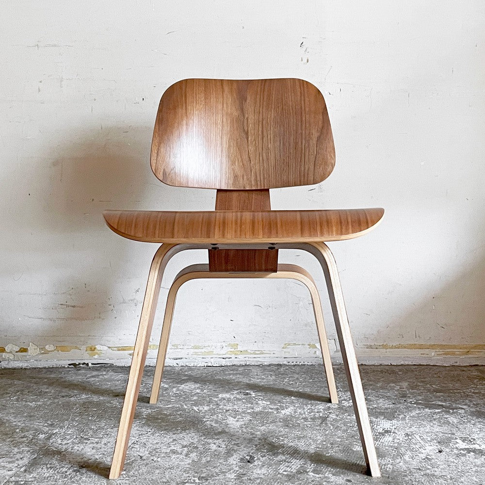 ハーマンミラー Herman Miller プライウッドダイニングチェア ウッドレッグ DCW  ウォールナット イームズ ミッドセンチュリー 定価￥231,000- ■
