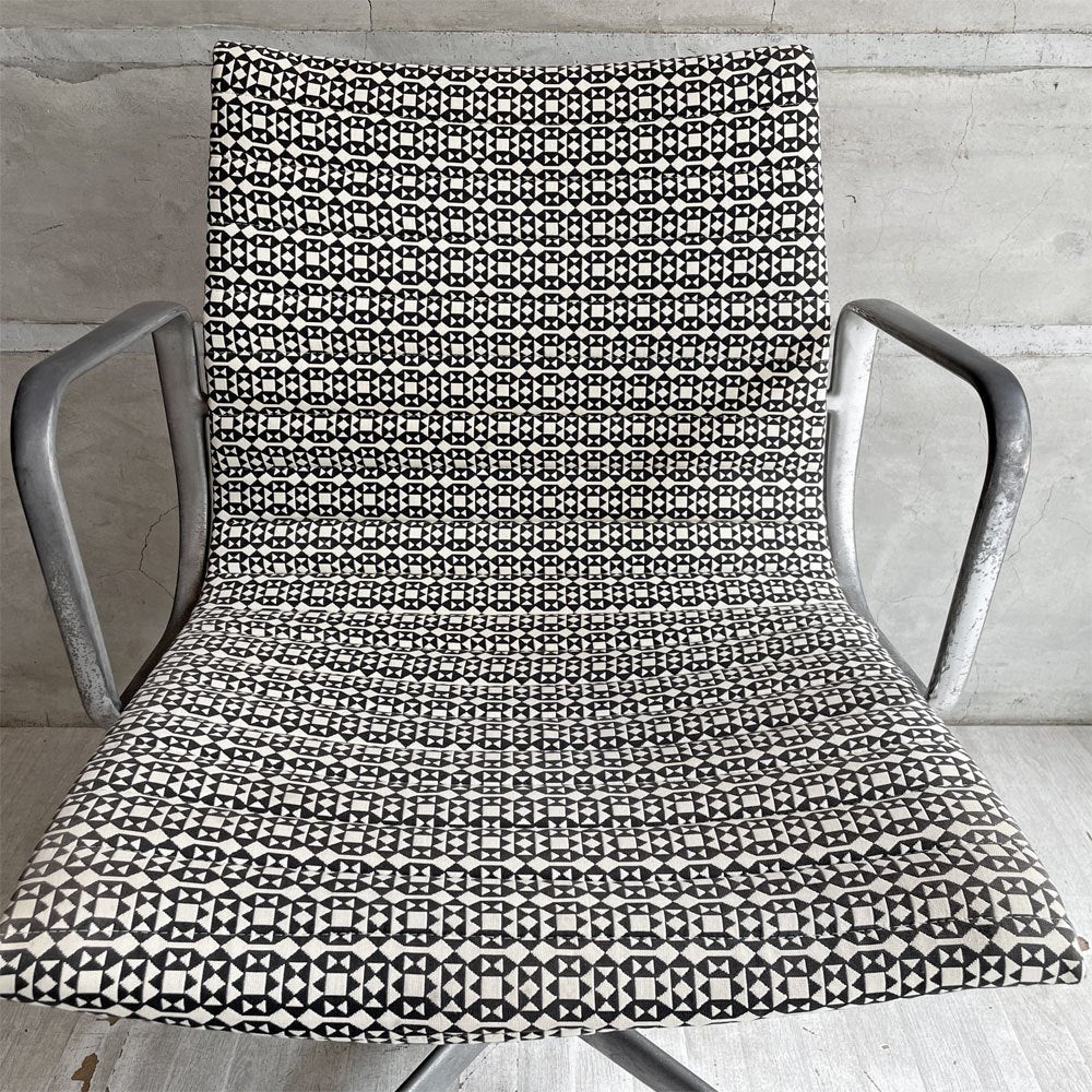 ハーマンミラー Herman Miller ビンテージ アルミナムグループ マネジメントチェア デスクチェア マハラム生地 ジラード Facets張り 固定脚 4本脚 イームズ ミッドセンチュリー♪
