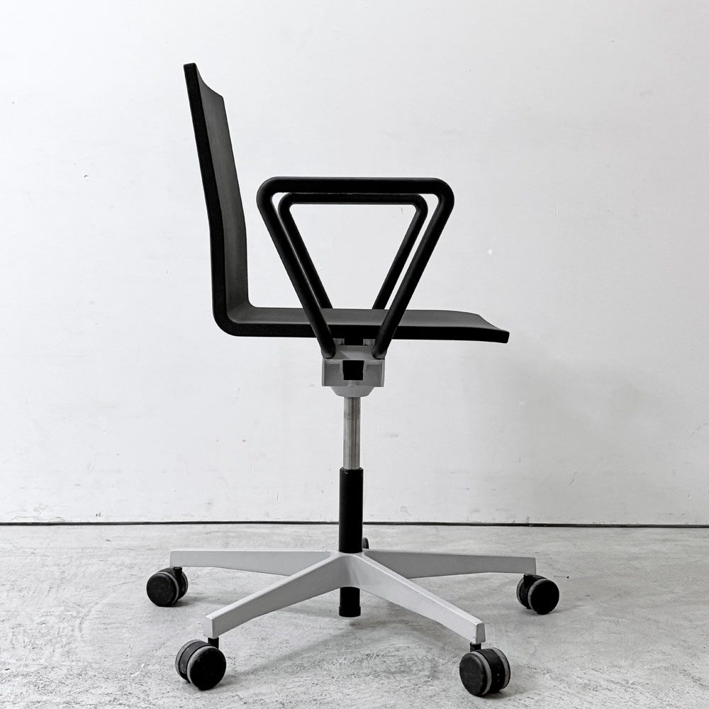 ヴィトラ vitra ゼロフォー 04. スタジオチェア  デスクチェア アームレスト付 ブラック マールテン・ヴァン・セーヴェレン 昇降機能 B ●