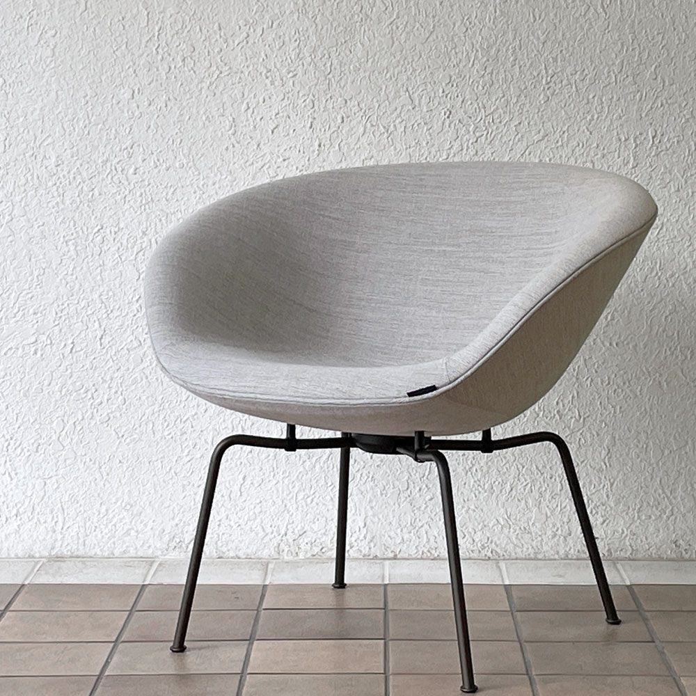 フリッツハンセン Fritz Hansen ポットチェア 3318 POT ラウンジチェア ファブリック クリスチャンハウン ベージュ ブラウンブロンズレッグ アルネ・ヤコブセン デンマーク 定価￥297,880- 展示品 ◇