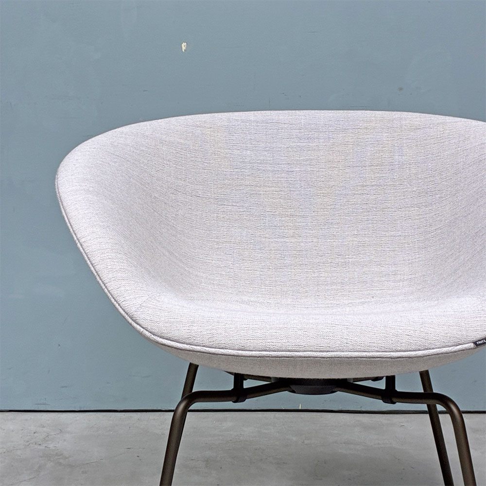 フリッツハンセン Fritz Hansen ポットチェア 3318 POT ラウンジチェア ファブリック クリスチャンハウン ベージュ ブラウンブロンズレッグ アルネ・ヤコブセン デンマーク  展示品 ◎