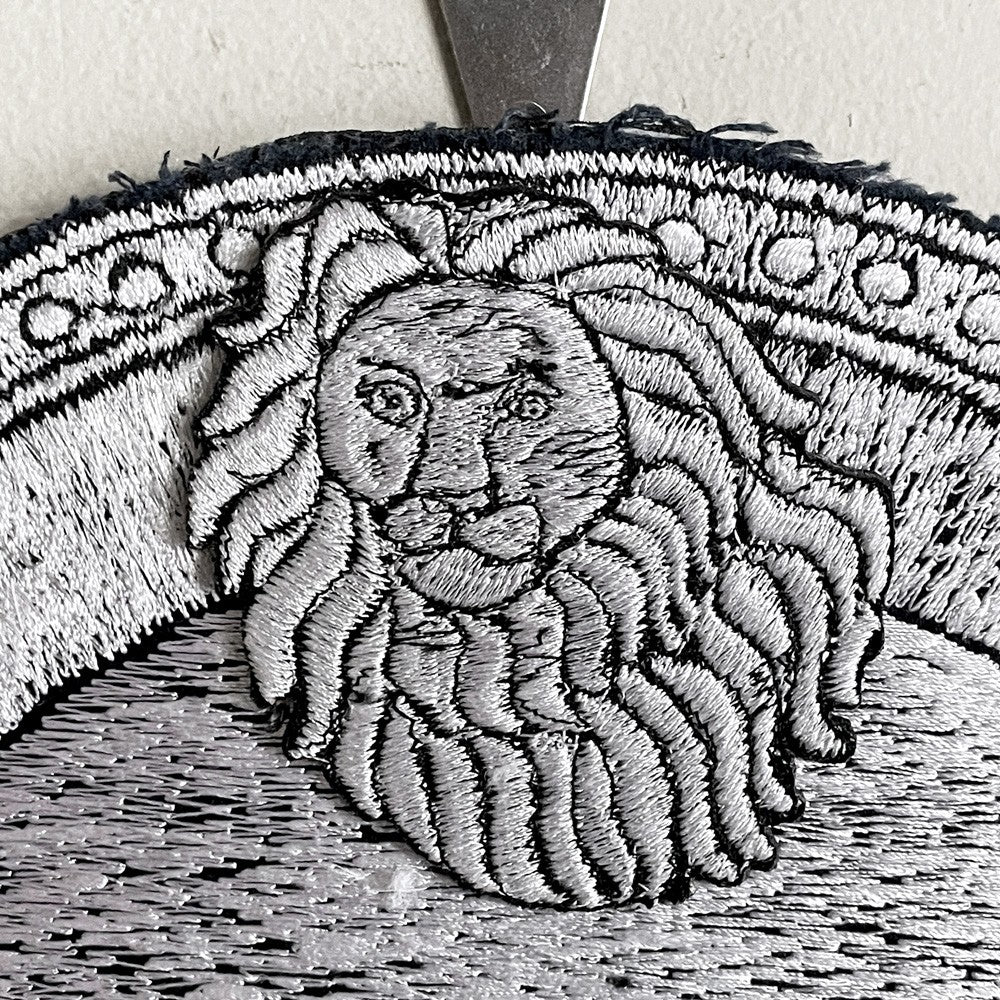 ママカロン ma.macaron ライオンの皿 壁掛け ウォールアート 横振り刺繍 φ26cm 刺繍作家 現代作家 ■