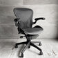 ハーマンミラー Herman Miller アーロンチェア Bサイズ ポスチャーフィット フル装備 クラシックカーボンメッシュ グラファイトベース ビル・スタンフ ＆ ドン・チャドウィック バナナクッション新品 ♪