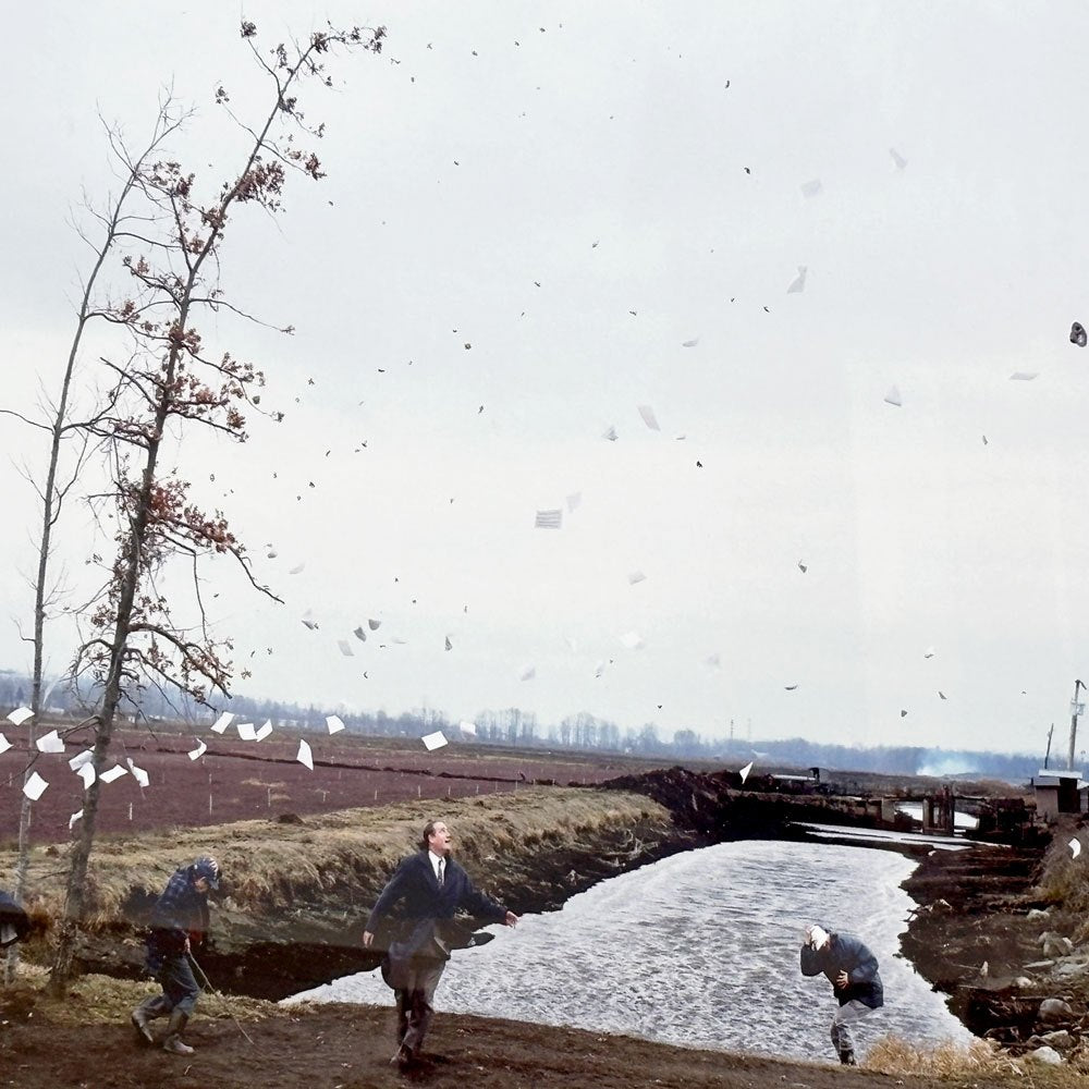ジェフ・ウォール Jeff Wall ア・サドゥン・ガスト・オブ・ウィンド （アフター・ホクサイ）A Sudden Gust of Wind (after Hokusai) 1993 額装品 ポスター ●