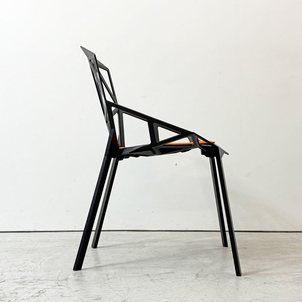 マジス MAGIS チェアワン CHAIR ONE ダイニングチェア コンスタンチン・グルチッチ スタッキング 屋外使用可 ブラック × オレンジ シートクッション付 イタリア ●