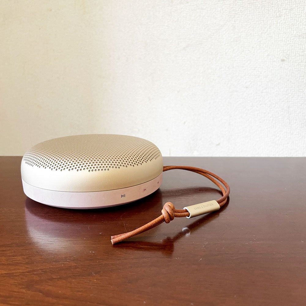 バング＆オルフセン Bang & Olufsen ビオサウンド Beosound A1 2nd Gen ポータブルスピーカー Gold Tone 防水 Bluetooth 箱付 セシリエ・マンツ Cecilie Manz 定価￥39,900- ◎