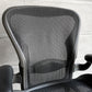 ハーマンミラー HermanMiller アーロンチェア ライト Bサイズ クラシックカーボンメッシュ ランバーサポート グラファイトベース アーム固定 ババナクッション新品 ♪