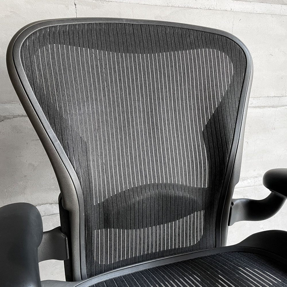 ハーマンミラー HermanMiller アーロンチェア ライト Bサイズ クラシックカーボンメッシュ ランバーサポート グラファイトベース アーム固定 ババナクッション新品 ♪