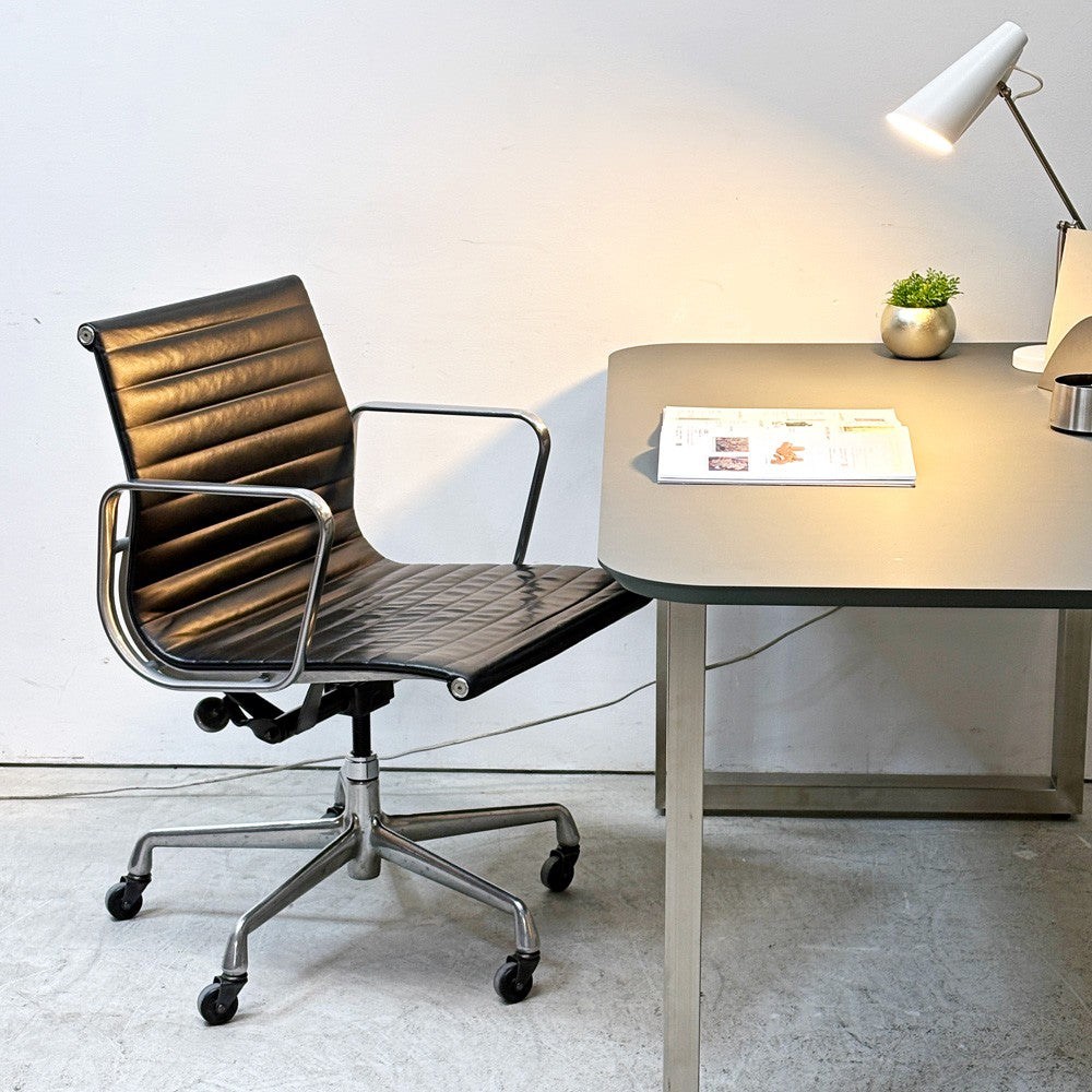 ハーマンミラー Herman Miller アルミナムグループ マネジメントチェア 本革 ブラック 回転式昇降 5本脚 キャスター付 C&R イームズ ●