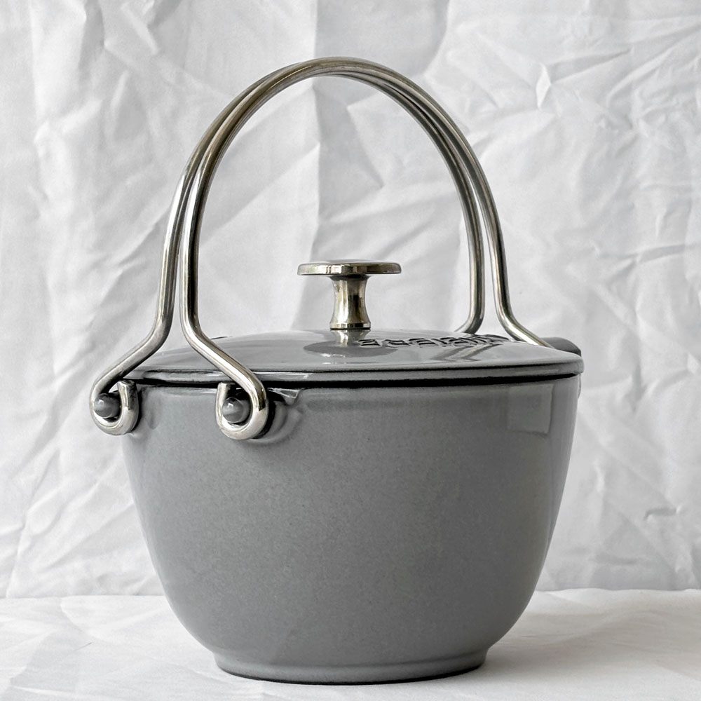 ストウブ STAUB ラウンドティーポット ROUND TEA POT ケトル 1.15L 茶こし付き 鋳物ホーロー製 グラファイトグレー IH対応 直火使用可 箱付き ◇