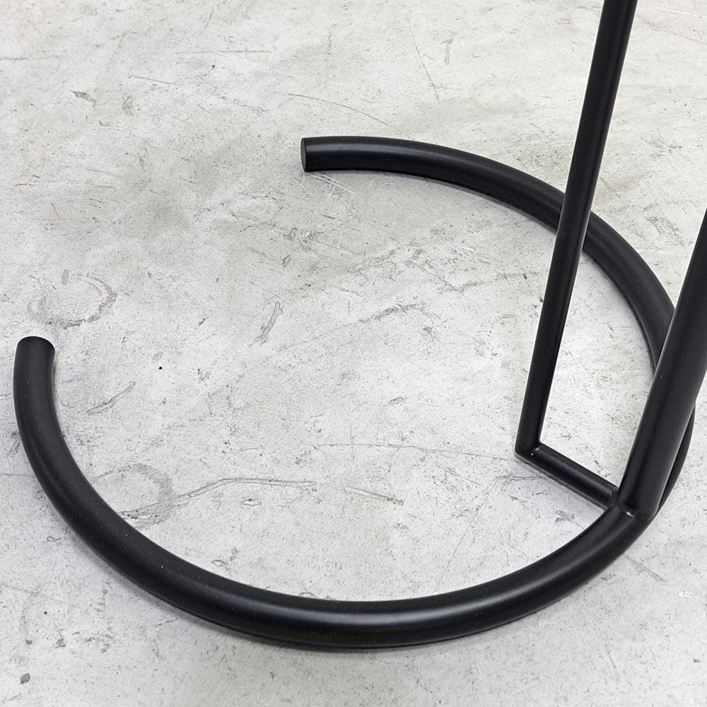 クラシコン ClassiCon アジャスタブルテーブル E1027 サイドテーブル ガラストップ マットブラック アイリーン・グレイ Eileen Gray 定価￥217,800- ●