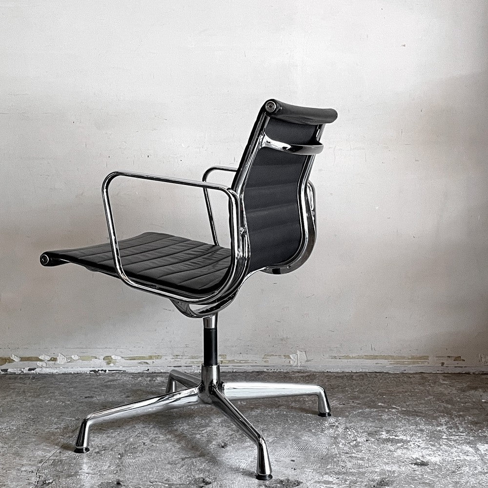 ヴィトラ vitra イームズアルミナムグループ マネジメントチェア デスクチェア 本革 固定脚 4本脚 グライズ C&Rイームズ ■