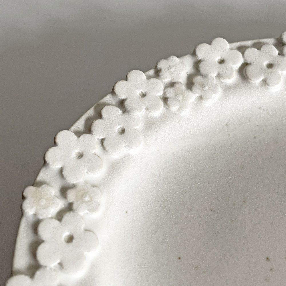 智工房 佐野智子 小花の楕円プレート オーバル皿 ホワイト系 平皿 陶器 半磁器 約23cm 現代作家 ■