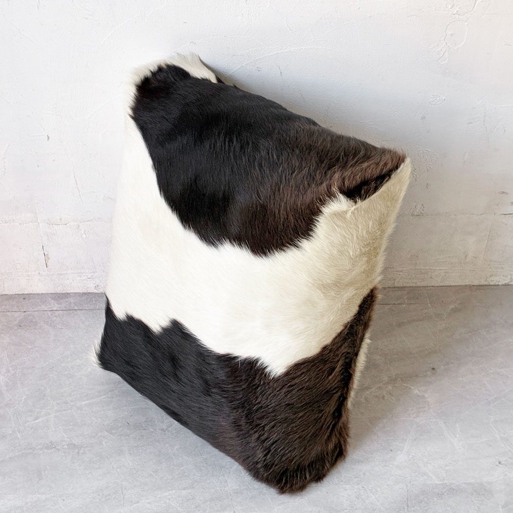 カウクッション 牛革 カウハイド ソファクッション フェザー 毛皮 ハラコ ダークブラウン×ホワイト 65×47㎝ モダン C ★