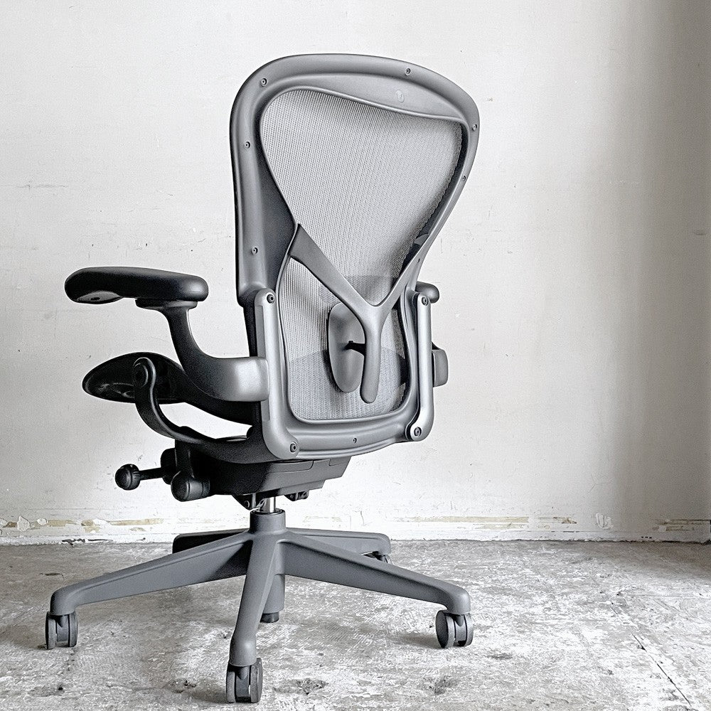 ハーマンミラー Herman Miller アーロンチェア デスクチェア リマスタード ライト Bサイズ グラファイトベース ビル・スタンフ ＆ ドン・チャドウィック ポスチャーフィット ■